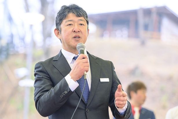 「子どもたちに、モビリティを通したチャレンジ精神というものをしっかり伝えたい」と、挨拶で語ったモビリティーリゾートもてぎの総支配人・稲葉光臣さん 【撮影＝阿部昌也】