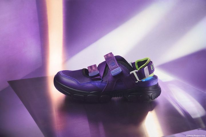 スニーカーサンダルとしても、スライドサンダルとしても着用可能で、シーンやスタイルに応じた柔軟な履きこなしを提供する。