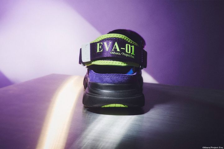 さらに、機体名をプリントしたスペシャルな踵ストラップでアレンジ。テープエンドパーツと金具フックには蓄光素材を採用し、暗闇でほのかに光るギミックが『エヴァンゲリオン』の世界観を表現する。