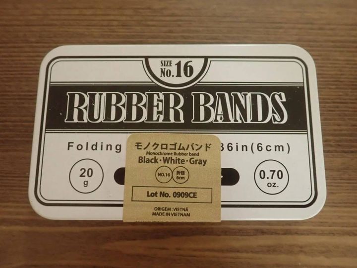 DAISO(ダイソー)：ゴムバンド(缶入り、モノクロ、長方形薄型)