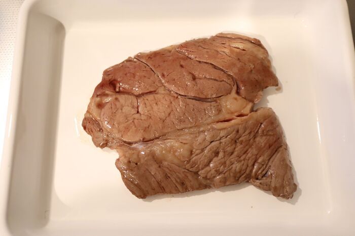 嚙み切れないステーキからはもう卒業！安いお肉を柔らかくジューシーに焼く裏ワザ【やってみた】