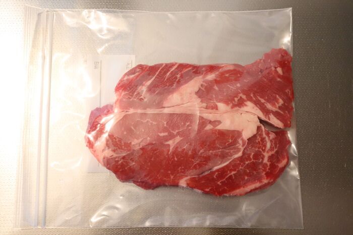 嚙み切れないステーキからはもう卒業！安いお肉を柔らかくジューシーに焼く裏ワザ【やってみた】