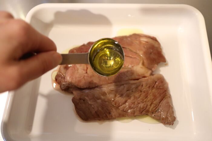 嚙み切れないステーキからはもう卒業！安いお肉を柔らかくジューシーに焼く裏ワザ【やってみた】