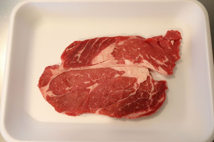 嚙み切れないステーキからはもう卒業！安いお肉を柔らかくジューシーに焼く裏ワザ【やってみた】