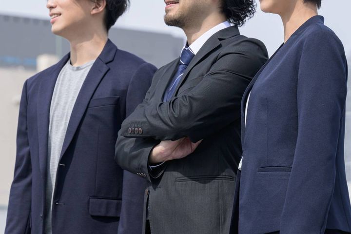 腕組みをする人