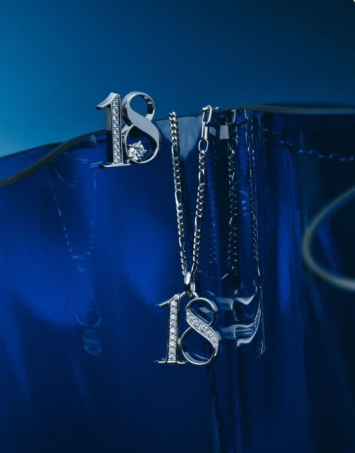 〈左〉「#18ラペルピン」PT950 ¥1,168,200 K18YG ¥1,203,400 〈右〉「#18ネックレス（ペンダントトップ＆チェーン）」PT950 50cm ¥1,422,300 PT950 55cm ¥1,482,800 K18YG 50cm ¥1,724,800 K18YG 55cm ¥1,795,200