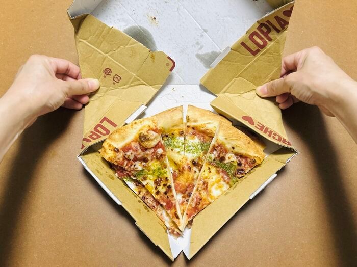 ピザの箱を『3回折るだけ』で…！？コンパクトサイズの箱に大変身！！今すぐマネしたい便利ワザ