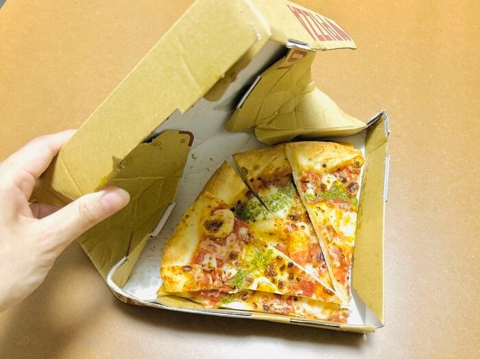 ピザの箱を『3回折るだけ』で…！？コンパクトサイズの箱に大変身！！今すぐマネしたい便利ワザ