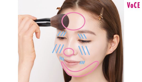 口周り・頰・目まわり 残った粉で軽くすべらせる 額・鼻先・フェイスライン ブラシの広い面でトントン