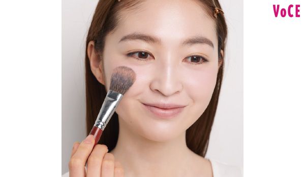 シームレスなチークで毛穴を消しつつ血色感をプラス