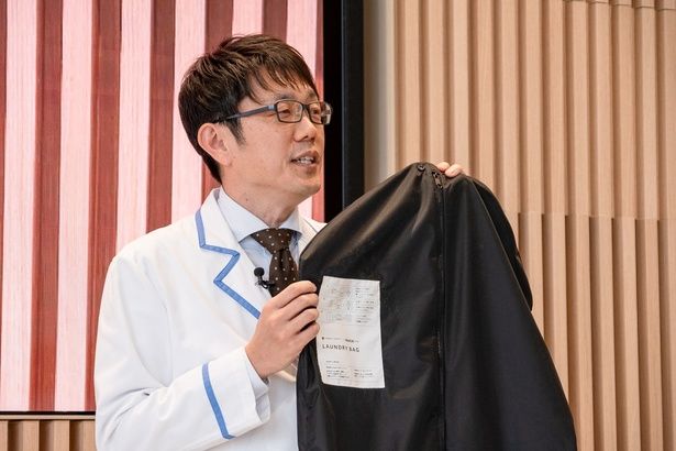 「会場で『SPEED WASH ONE』は標準コースでガシガシと洗える」と紹介した、ライオン株式会社 繊維製品品質管理士／お洗濯マイスター 片木徹也さん。すすぎを1回にすることで衣類へのダメージを低減。さらに、NANOX oneを使うことで高い洗浄力はもちろん、衣類の色あせを防ぎ、ロングライフ化に貢献できるという