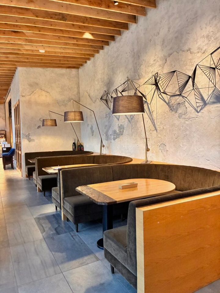 レストランの席もゆったりと