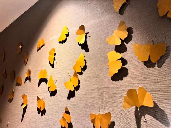 神宮外苑の銀杏並木を思わせるアート