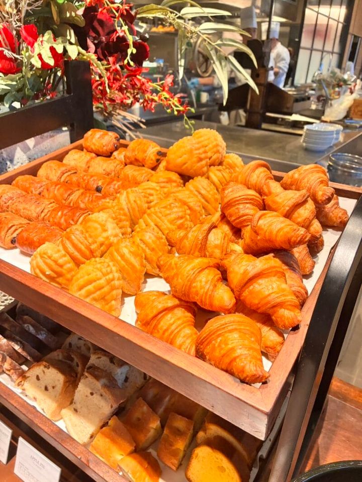 クロワッサン、アップルパイはじめ、多種なパンがずらり