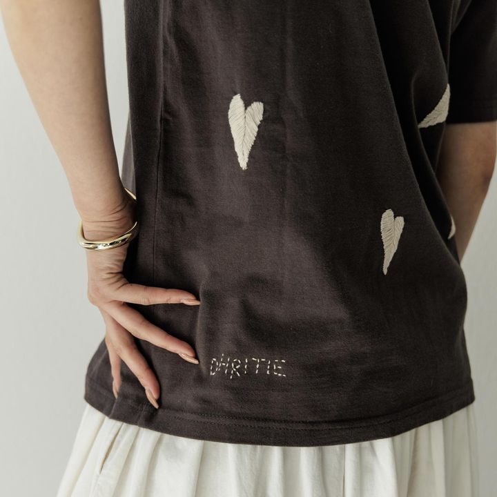 画像1: 「ハート」見えするリーフ柄刺繍Tシャツが大人気！