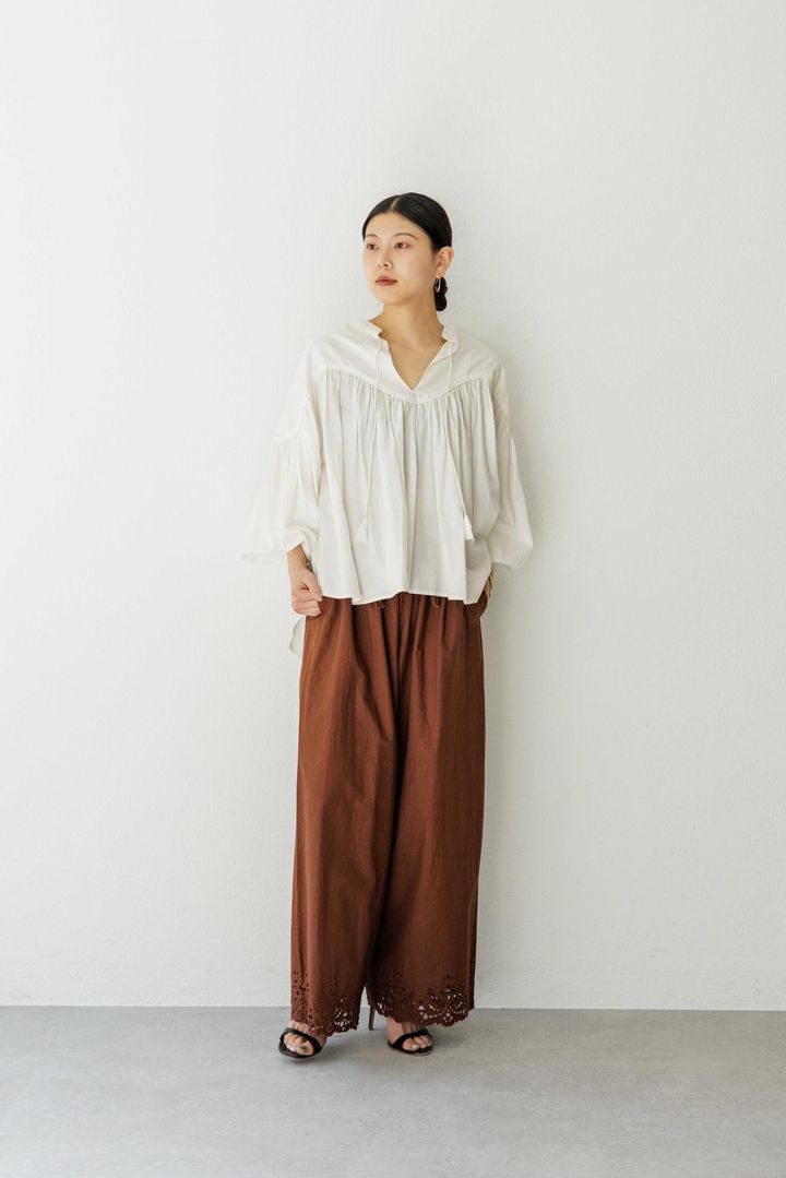 画像: ブラウス￥29,700＜4月上旬入荷予定＞・パンツ￥19,800＜4月上旬入荷予定＞（ドゥリティエ） www.palcloset.jp