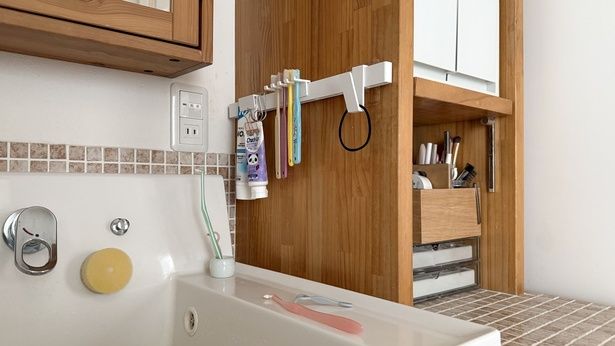 歯ブラシや歯磨き粉の壁面収納 （C）yui／レタスクラブ