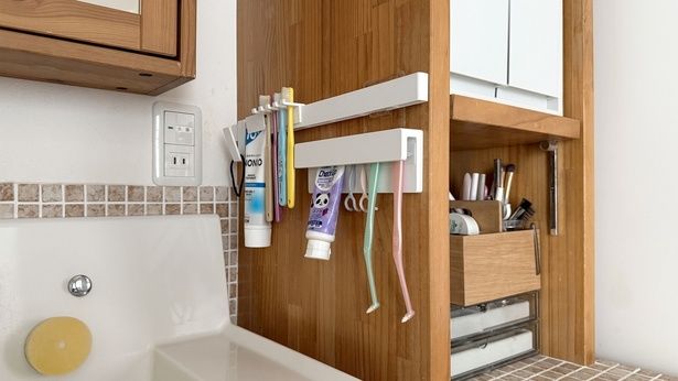 転がっていた歯間ブラシも歯磨き粉もしっかり壁面収納できるように （C）yui／レタスクラブ