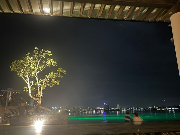 夜のインフィニティプール ※画像には一部モザイク処理を施しています