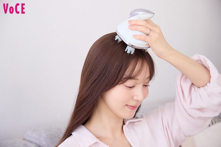 STEP3. 電動ヘッドスパブラシで30秒頭皮全体をほぐす。