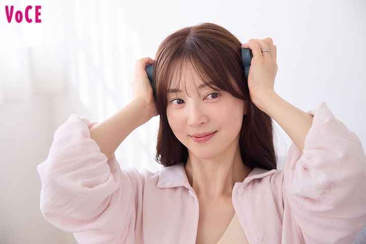 STEP1. 2個のukaのケンザンで10秒こめかみほぐし。