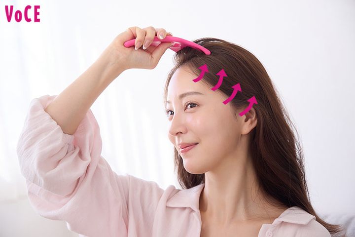 STEP2. 頭皮をかっさで10秒下から上に引き上げ。