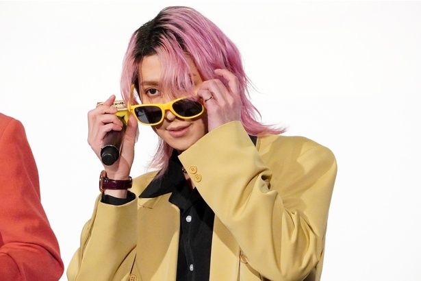 【写真を見る】サングラスを魅惑的に外し、大きな歓声を浴びた佐久間大介