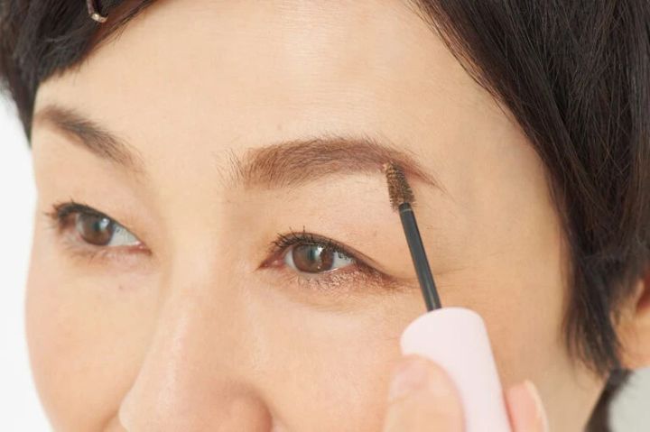 ピンクベージュのマスカラで全体をコーミング
