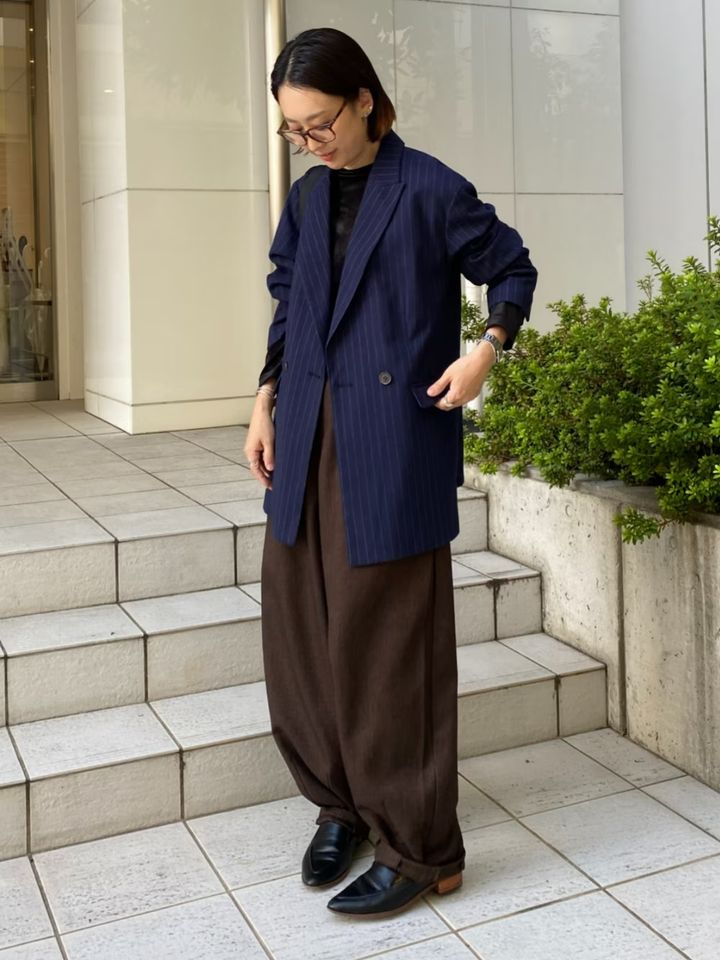 ネイビーのストライプ柄はマニッシュに決まる