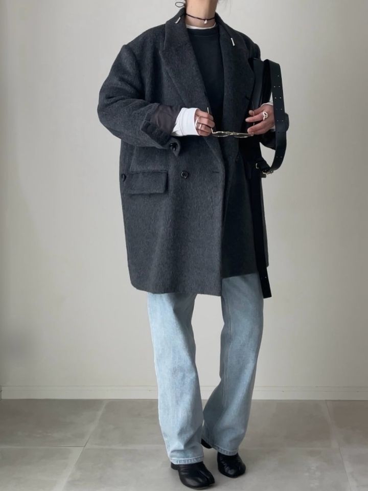 万能に使えるチャコールグレーをデニムと