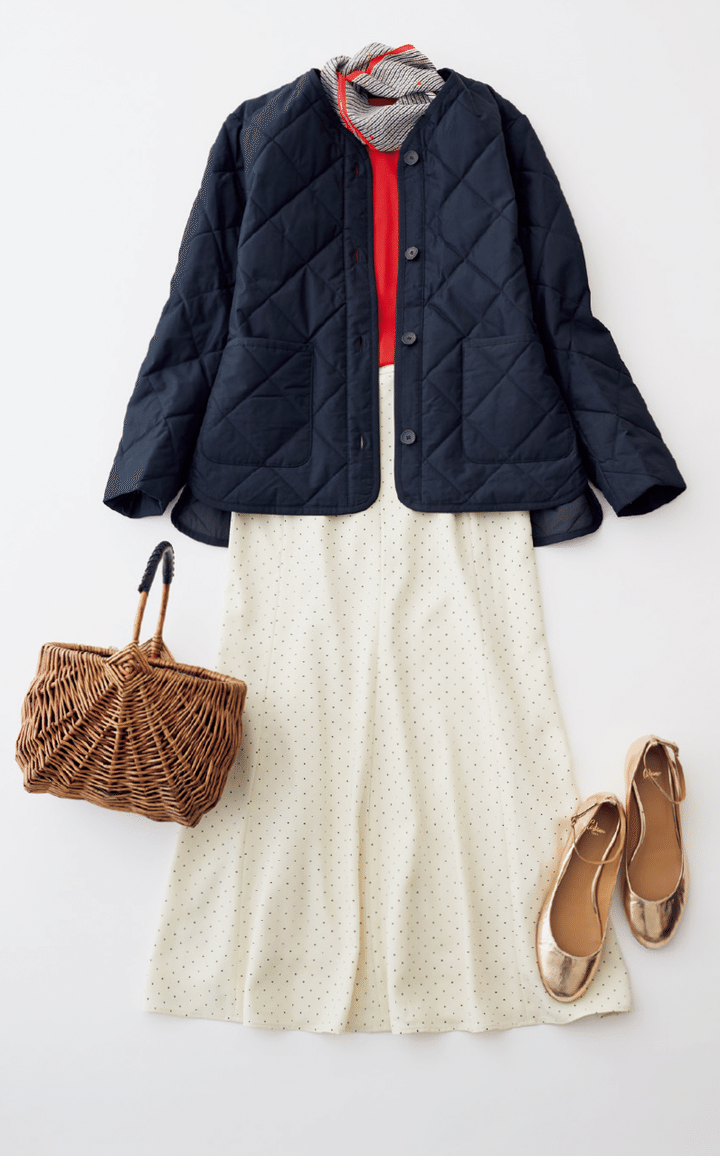 クルーネックセーター¥1,990、ドット柄マーメイドスカート¥3,990 ／ともにユニクロ、ほかはスタイリスト私物