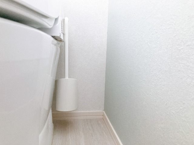 掃除ブラシを浮かせて収納