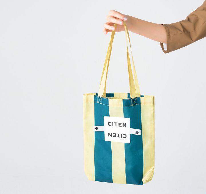 太めのストライプが目を引くデザインのバッグ。