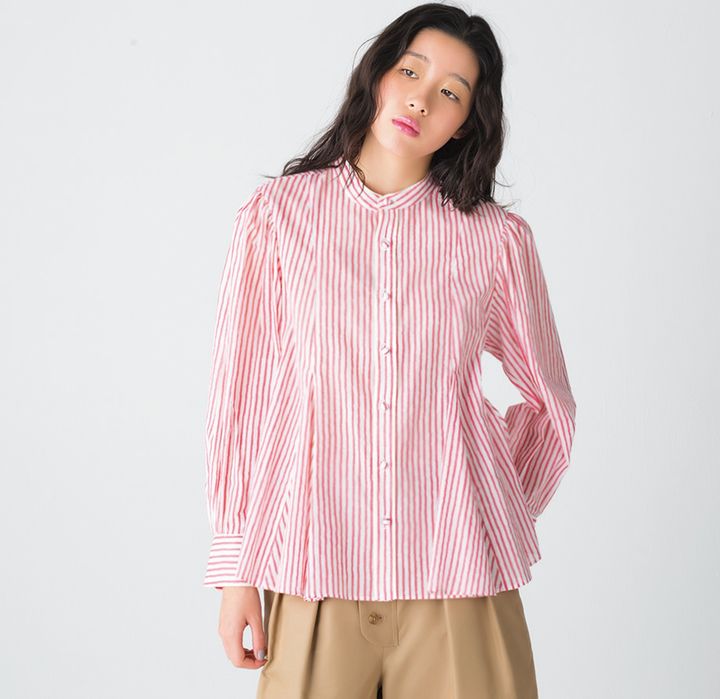 三角マチが入ったAラインのシルエットが美しいブラウス。