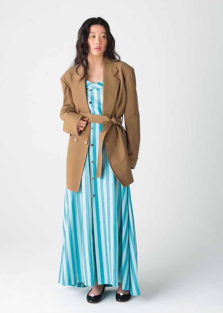 ゆったりしていてどこか優雅なシルエットが、リゾートとも相性抜群なワンピース。