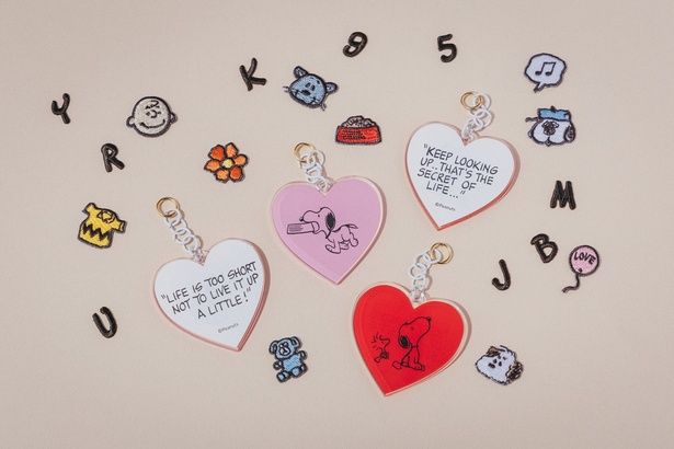 ハートチャームは、赤が「上を見続けるんだ…それが人生の秘訣さ…」、ピンクが「人生は短いんだ、少しは楽しまなきゃ！」というスヌーピーの名言入り