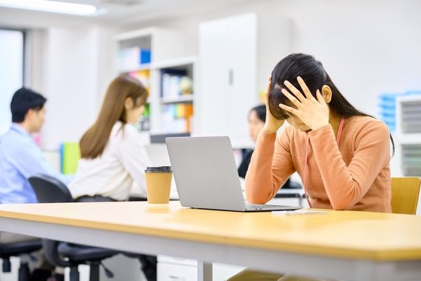 症状そのものよりも、「不調」と言える空気があるかどうかで、しんどさは大きく変わってくるのかもしれない 【画像提供＝写真AC】