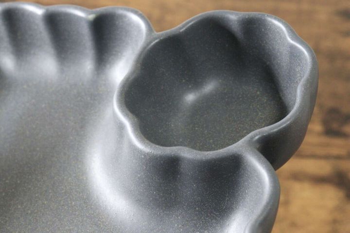 ダイソーの深皿仕切り皿の仕切り部分