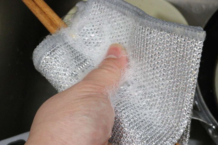 ダイソーのダブルメッシュクロスは箸を包んで洗える