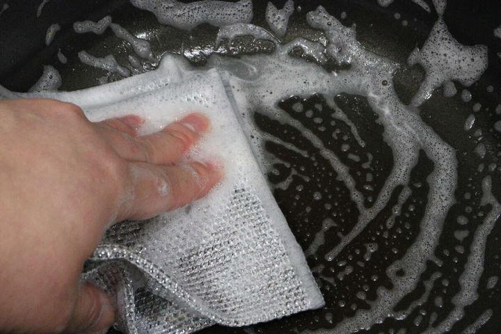 ダイソーのダブルメッシュクロスはフライパンのこびりつき汚れがよく落ちる