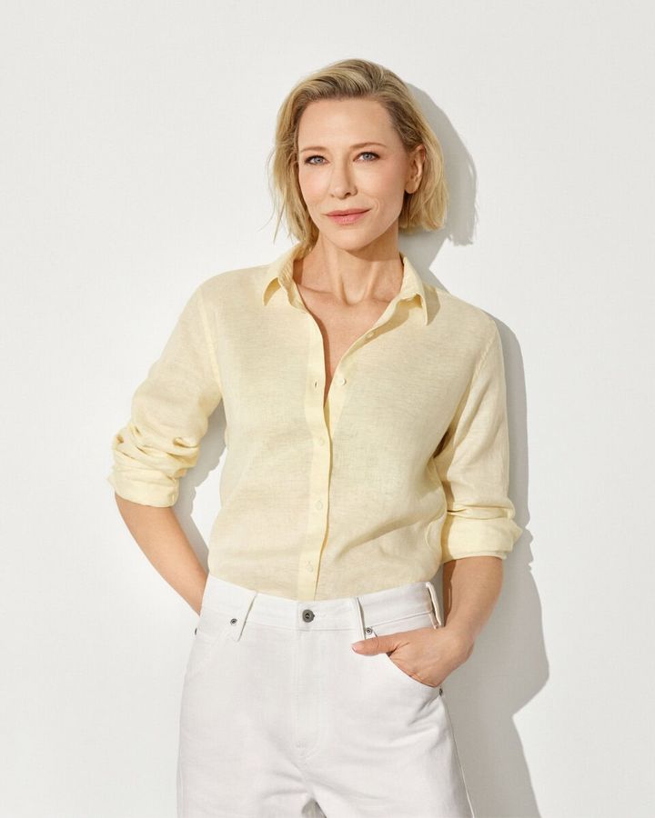 なめらかな風合いと上品な光沢感を兼ね備えたプレミアムリネンシャツは、春夏にふさわしい快適な着心地が特徴。手作業によるネップ除去と丁寧な仕立てにより、高い品質を実現している。