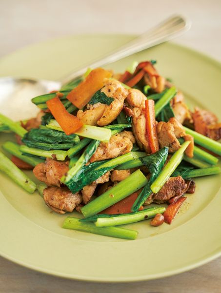 【レシピ】しょうゆひとつで完成！ とびきりおいしい「鶏ももとにんじん 小松菜のしょうゆ炒め」のレシピの画像1