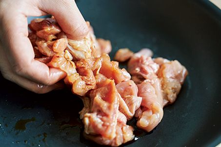 【レシピ】しょうゆひとつで完成！ とびきりおいしい「鶏ももとにんじん 小松菜のしょうゆ炒め」のレシピの画像2