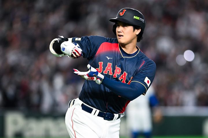 お茶点てポーズを披露する侍ジャパン・大谷翔平（C）Getty Images