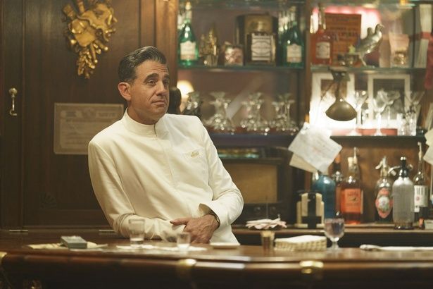 マーティン・スコセッシ監督の『アイリッシュマン』などで知られるボビー・カナヴェイルが、ハートの話し相手のバーテンダー、エディ役で出演 [c] 2025 FUNNY VALENTINE, LLC ALL RIGHTS RESERVED.