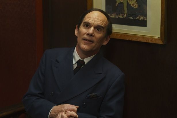 主人公ロレンツは、作詞の才能に長けていたものの、私生活では孤独に悩み、アルコール依存症を抱えている [c] 2025 FUNNY VALENTINE, LLC ALL RIGHTS RESERVED.