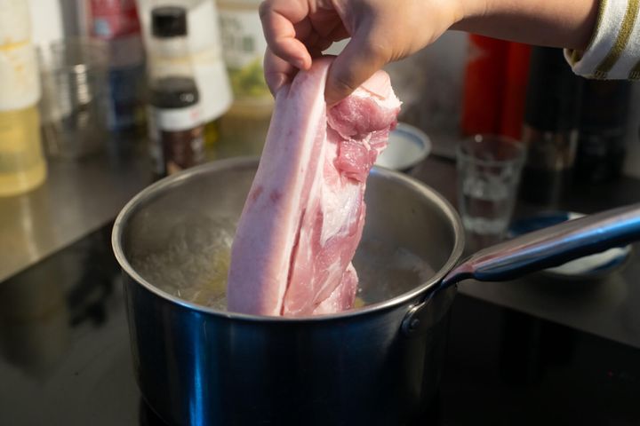豚肉をゆでる