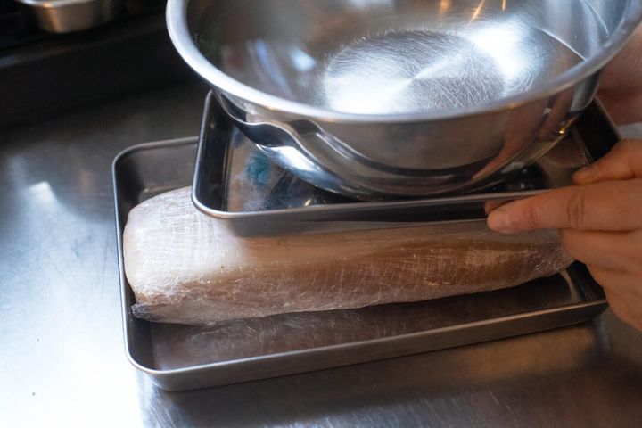 重しをのせ、冷蔵庫で寝かせる