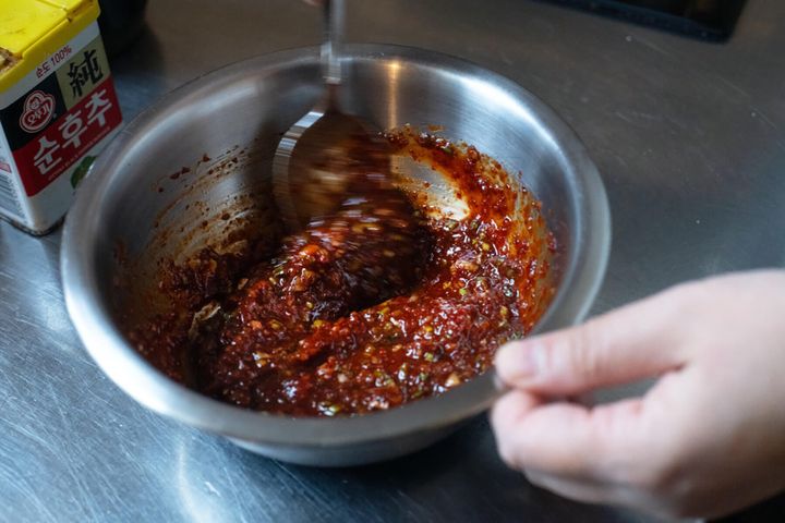 たれをつくり、肉を薄く切る