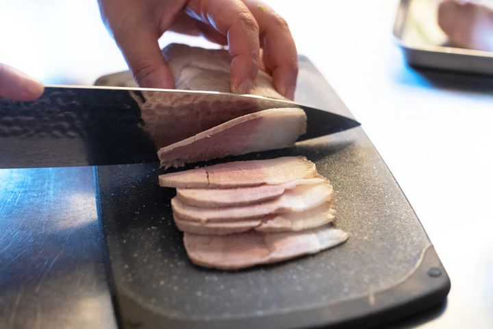 たれをつくり、肉を薄く切る